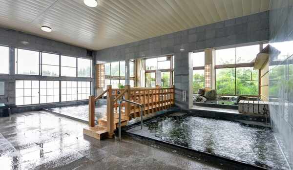 *大浴場/弱アルカリ性の100％源泉かけ流し湯。治癒力に優れた温泉で鋭気を養いましょう。