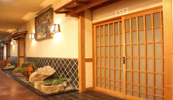 【部屋】和室の入口も、和の雰囲気を大切にしています。