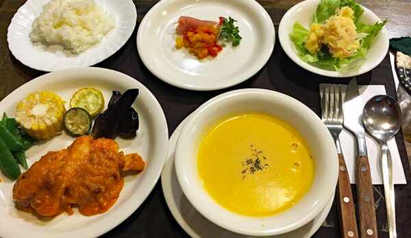 *夕食（一例）地場産野菜を使用した洋食をご用意いたします。 