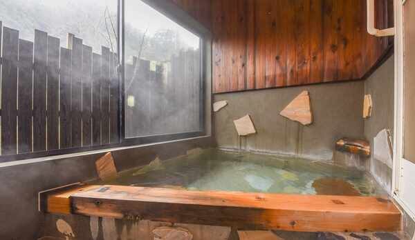 *【部屋(半露天付和室)5】窓を開けて、風を感じながらの湯浴みも気持ちいい♪