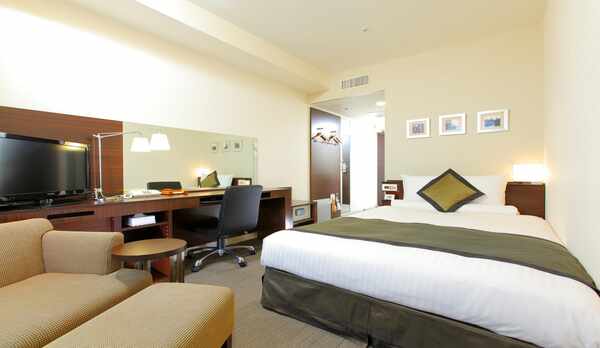 広めのベッドで一日の疲れをどうぞ癒してくださいませ