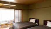 【リニューアル和洋室】畳のスペースで寛ぎ、眠るのはベッドで。温泉バス・トイレはセパレート。