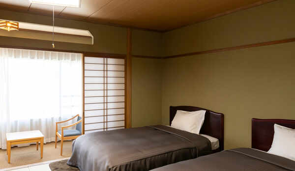 【リニューアル和洋室】畳のスペースで寛ぎ、眠るのはベッドで。温泉バス・トイレはセパレート。