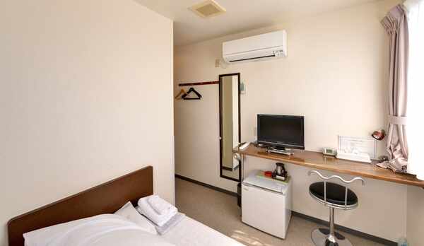 *【部屋／シングル（一例）】幅広のベッドで、一日の疲れを癒していただけるようになっております。