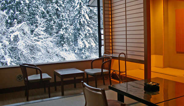 【冬の渓流館・客室一例】お部屋からはしっとりとした雪景色が望めます。