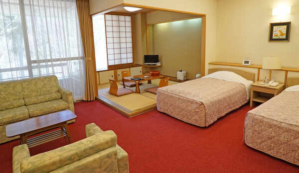 和洋室　定員４名（ベッド２台＋布団２枚）