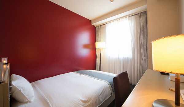 部屋　ワインレッド