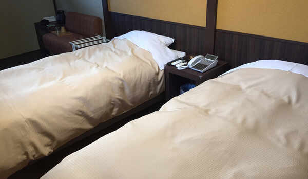 ・【和洋室6畳】シモンズベッドで朝までゆっくりお休みいただけます