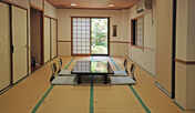 【12+10畳和室】部屋からの景色は中庭のみ。大家族・グループで利用しても広々ゆったり。