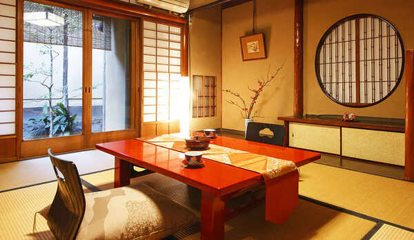 ◆本館和室−庭園側◆四季や、時間ごとに様々な表情を見せる、「純和風庭園」を見渡すお部屋