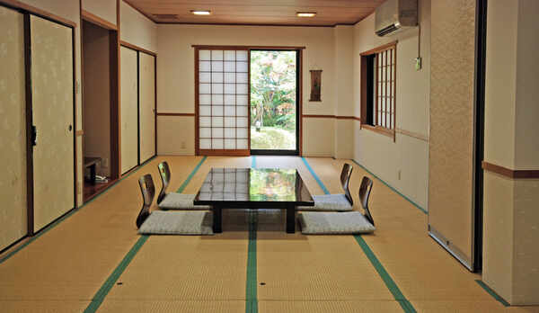 【12+10畳和室】部屋からの景色は中庭のみ。大家族・グループで利用しても広々ゆったり。