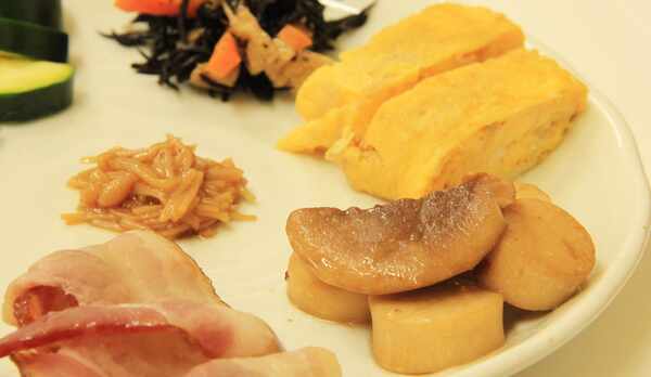 朝食は手作りメニューの家庭料理。業務用総菜は使用しません。