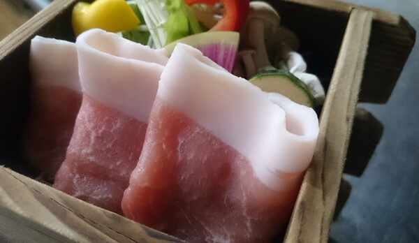 猪鍋以外のシーズンは、地元の美味しい豚肉なども食卓に並びます。これはたっぷりの野菜とせいろ蒸しにして