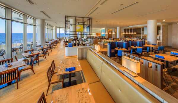 レストラン「HARBOR'S W」内観（昼）