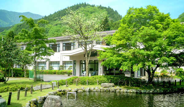 ・本館　夏の様子　ご友人やご家族でお楽しみください