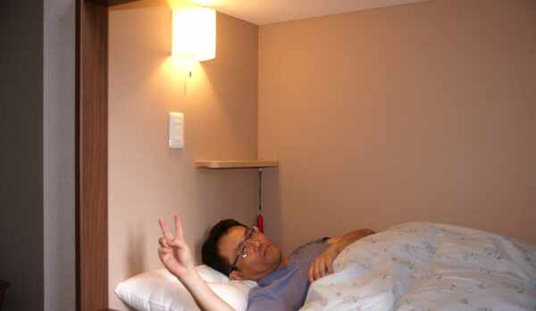 箱型「ＣＯＣＯＯＮ」寝台で、試し就寝中。なかなか、いい感じです。