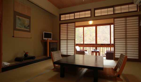 渓谷沿い　和室