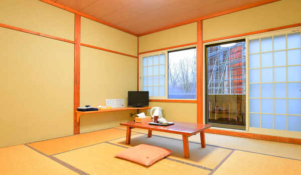 *[客室一例]雄大な「屋根岩」の山並みを望むシンプルな和室