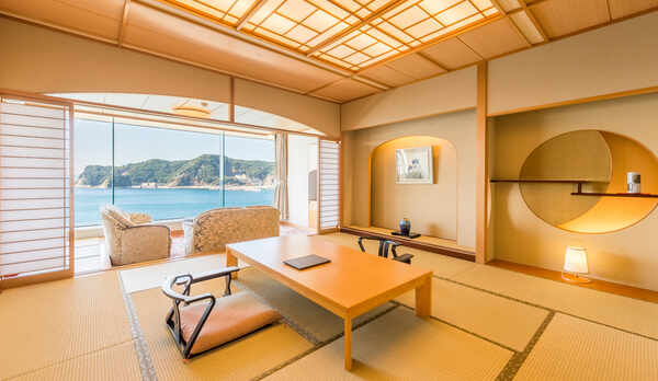 *【華月亭特別室】窓側に応接セットを設けております。