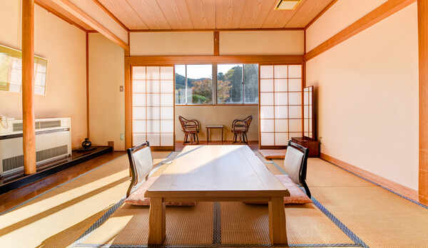 *【庭園側和室10畳】広縁からは当館の庭園や山々の眺望をお楽しみいただけます。