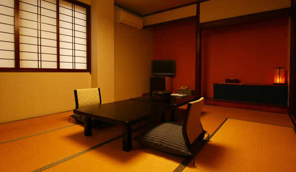 ■【客室一例・ゆりの間（10畳）】引き戸や床の間の壁紙などが優しい雰囲気に包まれるお部屋です