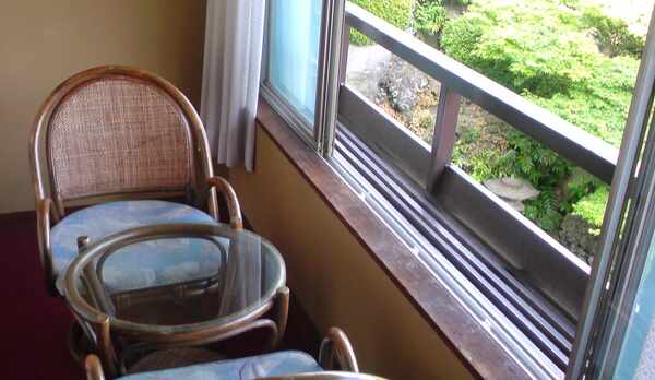 テラスから庭園を望む