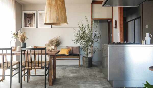 【客室内】こだわりのデザイナーズ家具を設置し、落ち着いた雰囲気を出しております。