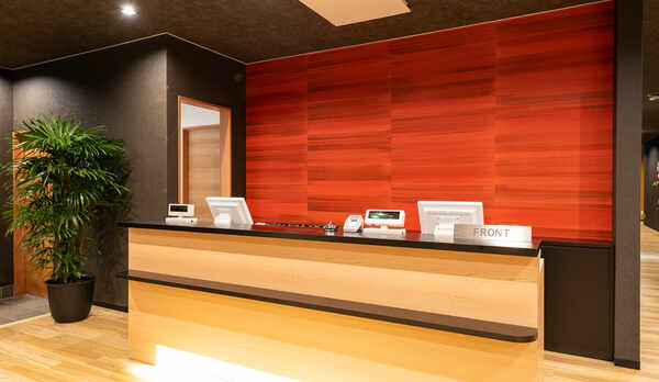 フロントスタッフがおもてなしの心と笑顔でお迎えいたします。