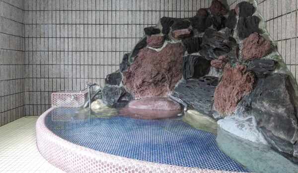  *［男性用浴場／浴槽］雰囲気のある岩風呂。温泉ではございませんが足を伸ばしてお寛ぎ下さい。