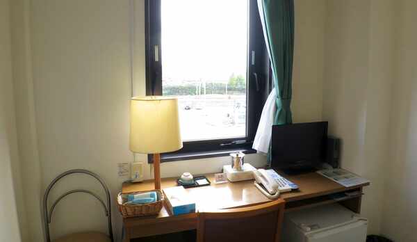 *【客室一例/シングルBタイプ】デスク周り