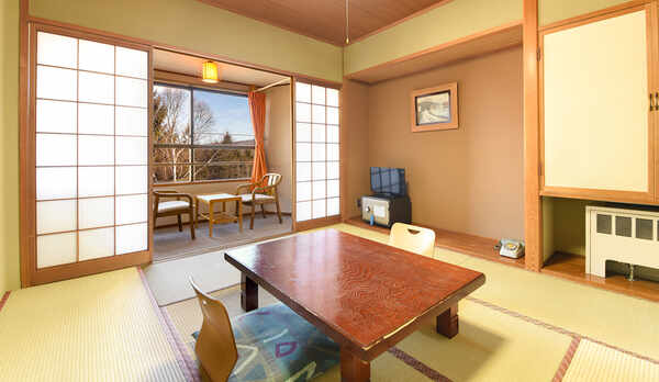 *湖側和室8畳＜バストイレ付＞/和室でのんびりとお寛ぎください。