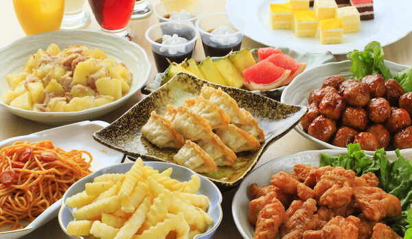 からあげ＆ミートボールにフライドポテトなど、お子様に人気の品も盛りだくさん　※一例