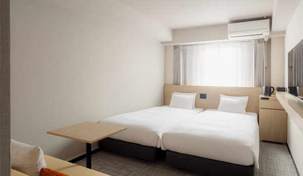 【スーペリアツインルーム】18㎡／110cm幅シモンズベッド&times;2台　シンプルなツインルームです。