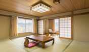 *【部屋（和室10畳）】ご家族で過ごすには丁度良い大きさのお部屋となっております。
