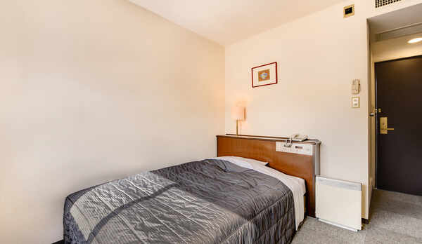 *シングルルーム一例／全てのシングルルームにダブルベッドを入れています！一人旅、ビジネス利用に快適。