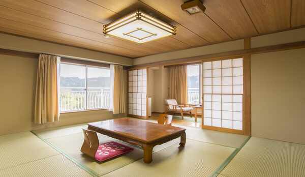 *【部屋（和室10畳）】ご家族で過ごすには丁度良い大きさのお部屋となっております。