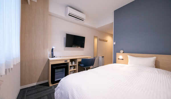 【ダブルルーム】ゆったり16㎡のお部屋にダブルベッド（幅140cm）を配置しております。