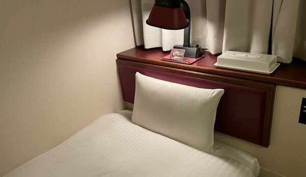 シングルルーム　枕元