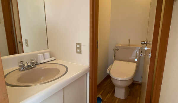 *洋室/洗面台とトイレが分かれているので、朝の準備の忙しい時間でも大助かり！