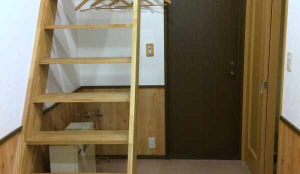 星見部屋のロフトへ上がる室内階段
