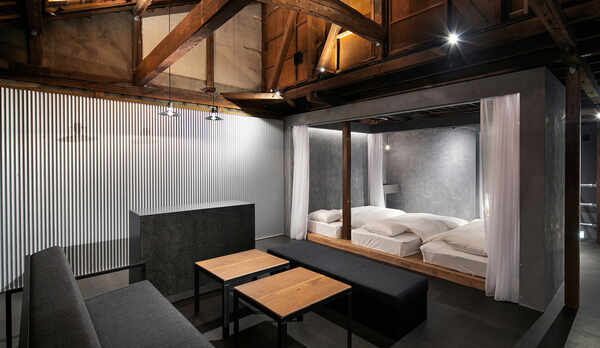 【6名定員：メゾネット】インダストリアルデザインに天蓋の茶目っ気が同居する、心踊るベッドスペース。