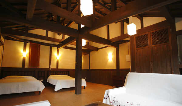 *【客室】床は檜・腰壁までは杉・それより上の壁は漆喰で造られた、温かみのあるゆったり客室。