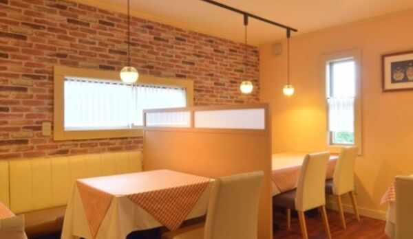 夕食はダイニングで18時に一斉スタート