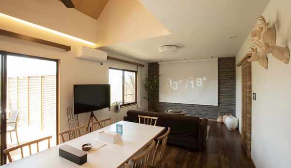 リビングダイニング：大画面で迫力のある映像をお楽しみいただけるホームシアターを設置しております。