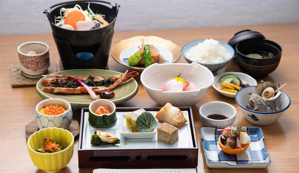 *【夕食一例（亀コース）】梅コースに、海の王様「海老の磯辺焼」が加わり、お刺身もグレードアップ。