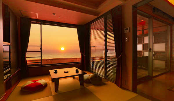 日本海に沈む夕日は幻想的で息をのむ美しさです。