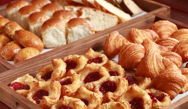 ★朝食イメージ（焼きたてパン）