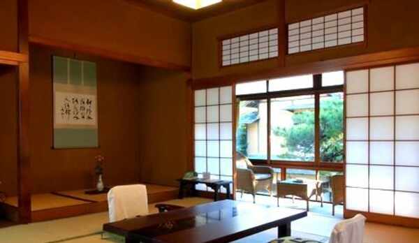 【準特別室の一例】登録文化財「桐の棟」池の上に建ち、角部屋で二方向に窓があり、開放的で寛げます。