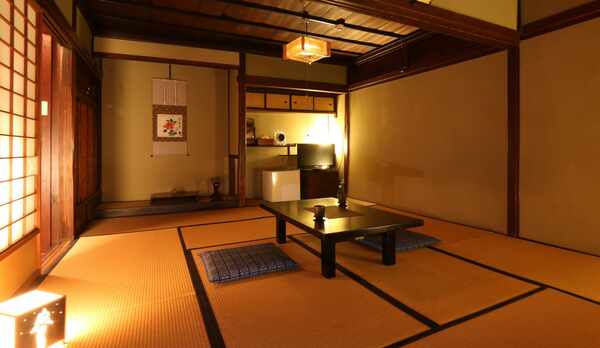 【和室14畳】最後の将軍徳川慶喜公が、大政奉還後に鷹狩で八尾を訪れた際に宿泊した和室です。