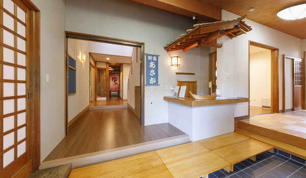 ・【帳場】木目を基調とし、暖かみを感じる色調です